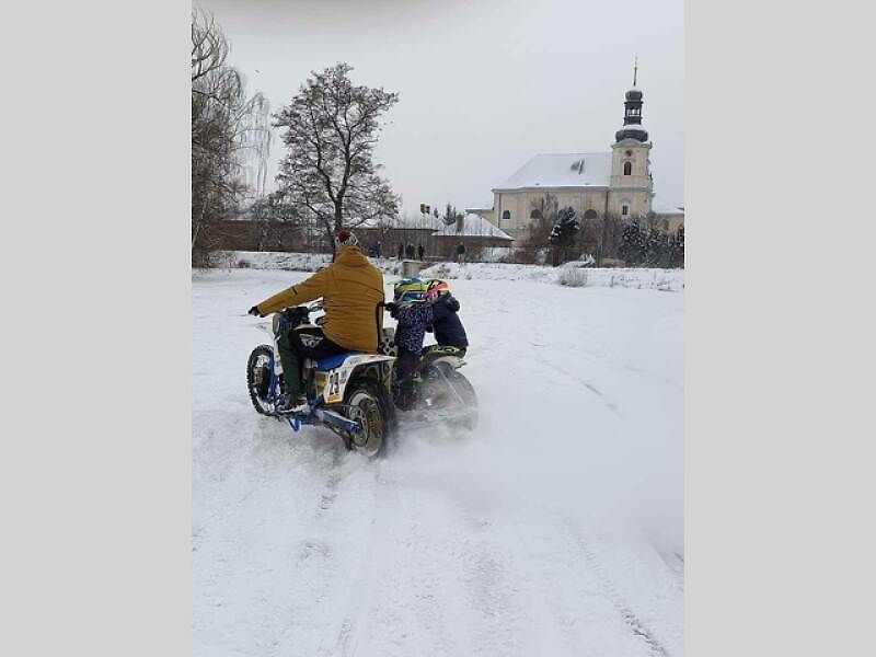 V Obořišti se konal první ročník jízdy na ledě Icekot.
