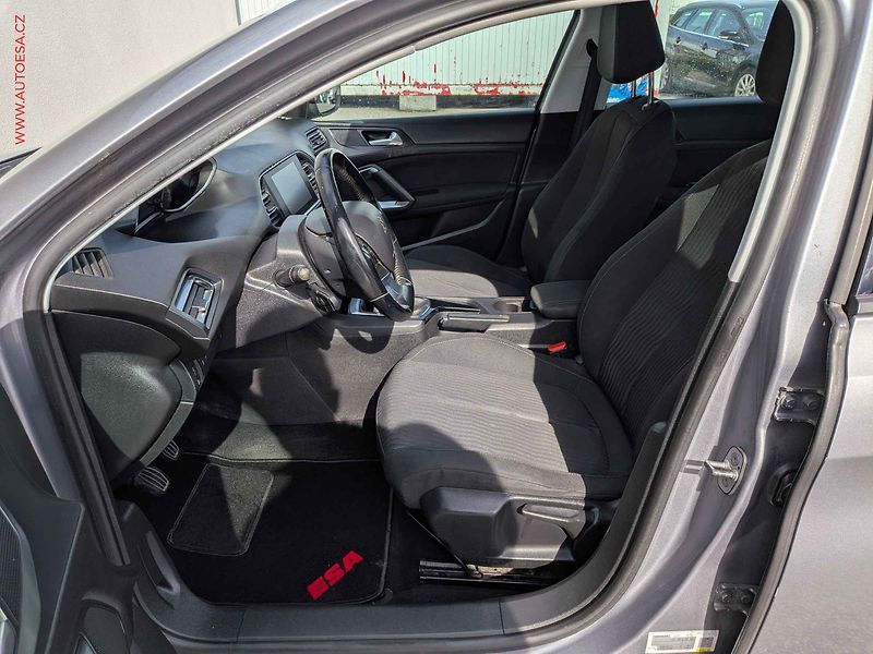 Peugeot 308 (2017) 1.2PT, 1.maj,ČR, AC, park - fotka 10 z 15