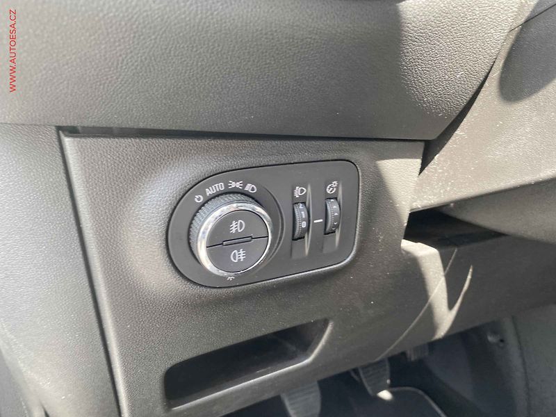 Opel Corsa (2019) 1.4 120, Edition, kamera - fotka 15 z 17