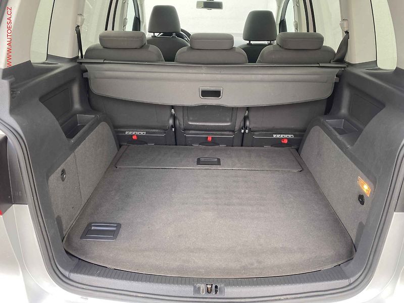 Volkswagen Touran (2012) 2.0 TDi, AC, panor - fotka 7 z 18