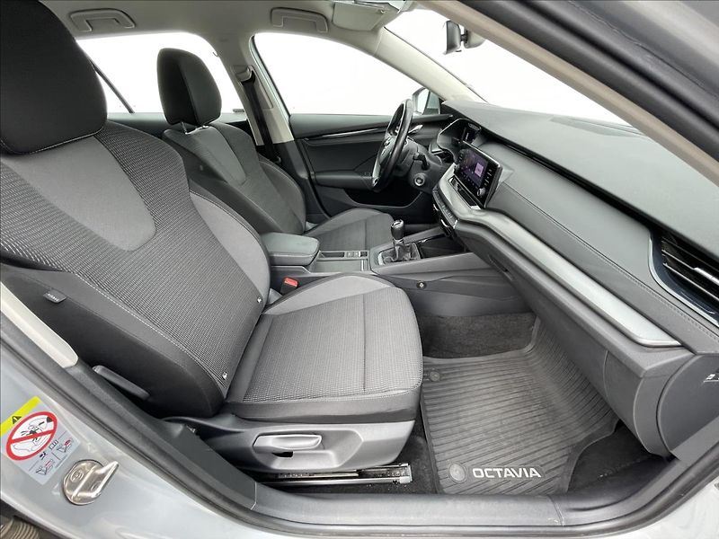 Škoda Octavia 2,0 TDI Combi Ambition Plus - fotka 18 z 22