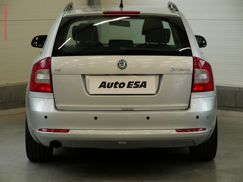 Škoda Octavia (2013) 1.6TDi, ČR, AC, park.asist - fotka 5 z 17