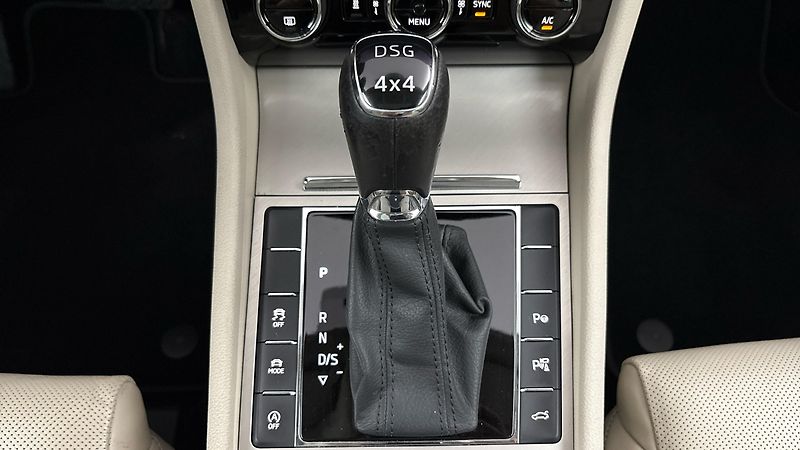 Škoda Superb 2.0 TDI DSG 4x4 L&K Combi - fotka 28 z 36