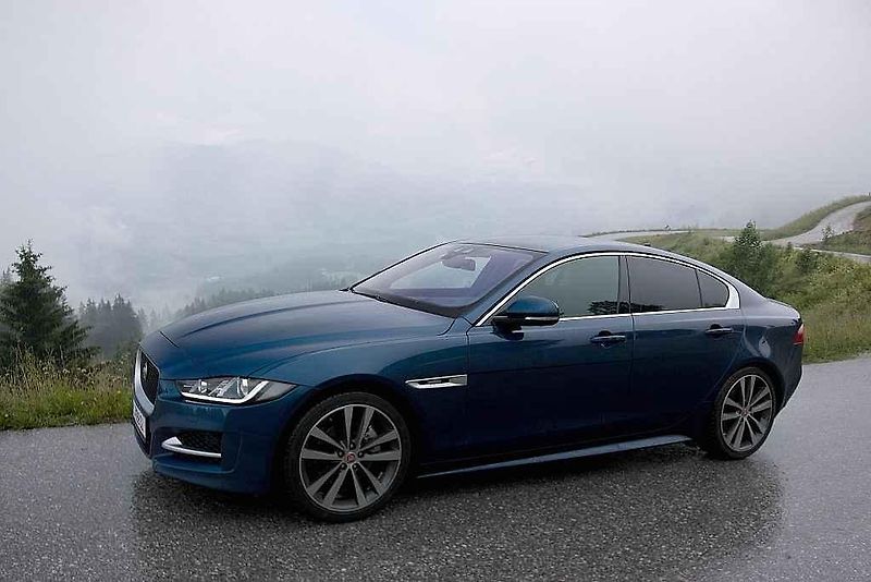 Jaguar XE.