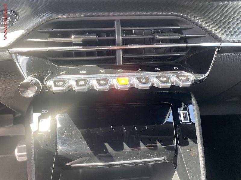 Peugeot 2008 (2021) 1.2 PT, GT, navi, kamera - fotka 15 z 18