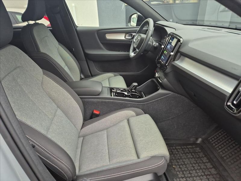Volvo XC40 2,0 B3 Plus Dark - fotka 13 z 19