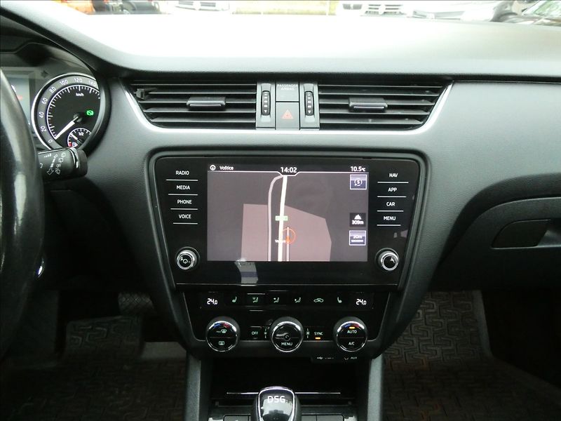 Škoda Octavia 2,0 TDi 110kW DSG STYLE, ČR - fotka 29 z 39