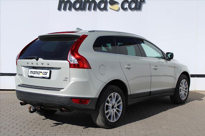 Volvo XC60 3.2i AWD SUMMUM ČR - fotka 3 z 3