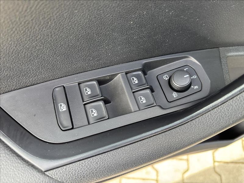 Škoda Karoq 1,5 TSI  110kW Sportline - fotka 25 z 51