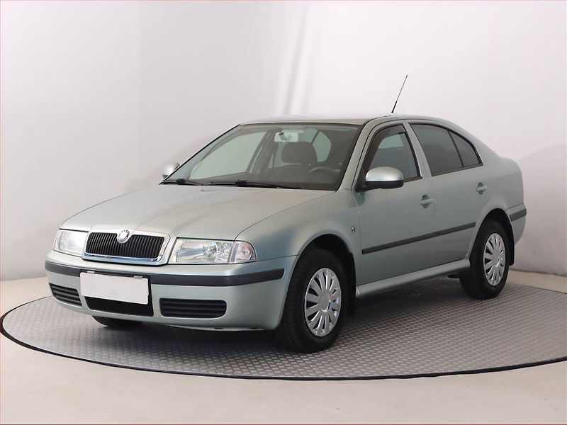 Škoda Octavia (2009) 1.6, Serv.kniha, Park. senzory - fotka 2 z 14