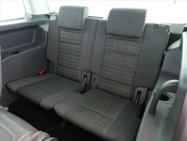 Volkswagen Touran (2006) 1.9 TDI, 7 míst, nová STK - fotka 15 z 17