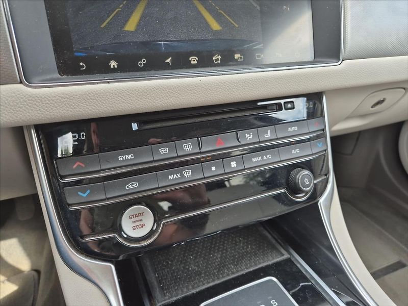 Jaguar XF 2,0 Prestige - fotka 15 z 17