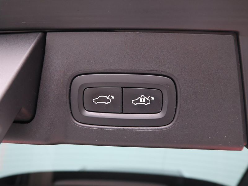 Volvo V90 2,0 D4 140kW Drive-E Momentum - fotka 10 z 29