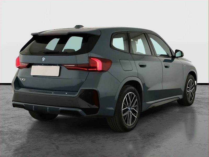 BMW iX (2023) xDrive30, SoH 100% - fotka 5 z 28