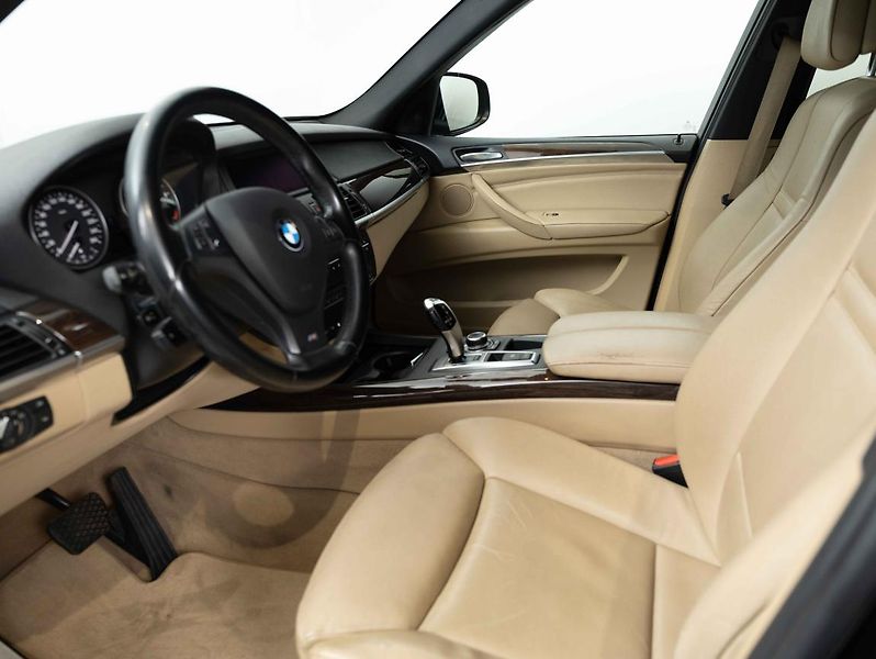 BMW X5 xDrive50i - fotka 11 z 22