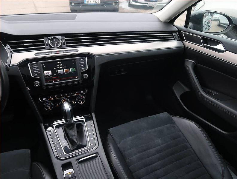 Volkswagen Passat (2016) 2.0 TDI, Automat, Navi - fotka 8 z 23