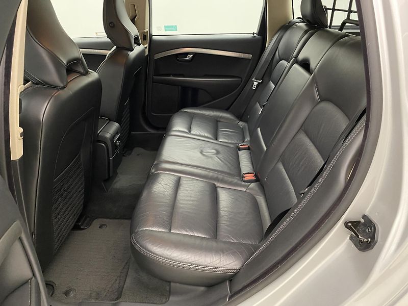 Volvo XC70 D5 AWD MOMENTUM - fotka 5 z 36