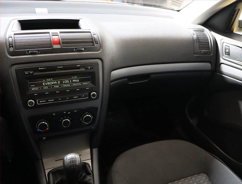 Škoda Octavia (2011) 1.6, Serv.kniha - fotka 8 z 15