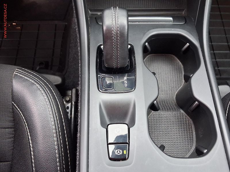 Volvo XC40 (2020) 1.5T, Momentum, AT - fotka 19 z 23