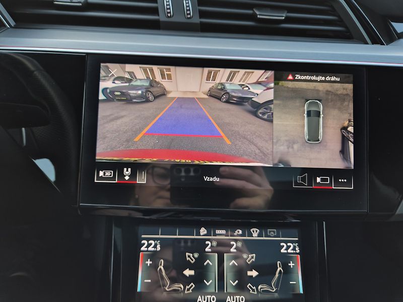 Audi e-tron 55 QUATTRO 300kw SOH 95 % - fotka 33 z 49