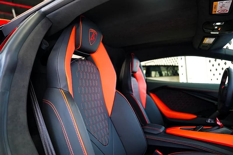 Lamborghini Revuelto (2024) Hybridní V12  - fotka 9 z 16