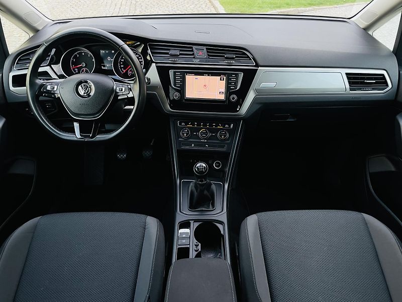 Volkswagen Touran 1.2TSI MANUÁL 7MÍST SERVISKA - fotka 23 z 42