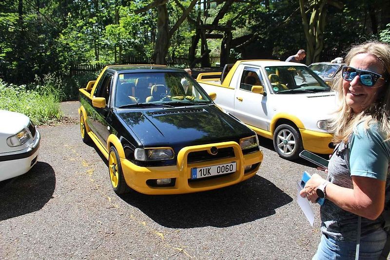 V Litvínově se uskutečnil již osmý sraz historických vozidel. Letos na něj poprvé přijel legendární jezdec z Dakaru a někdejší závodník ve Formuli Easter Jiří Moskal. Na snímku je v rozhovoru s jedním z návštěvníků.