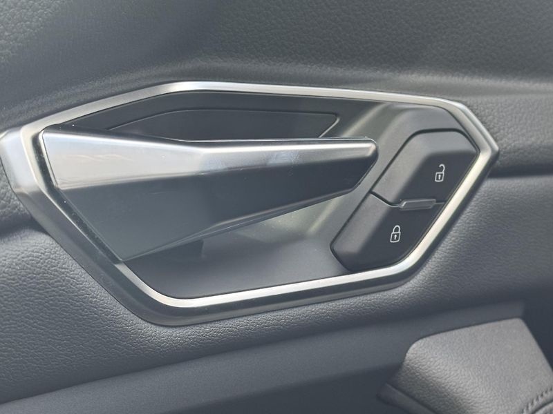 Audi e-tron (2020) Quattro 230kW Advanced, PANO - fotka 26 z 54