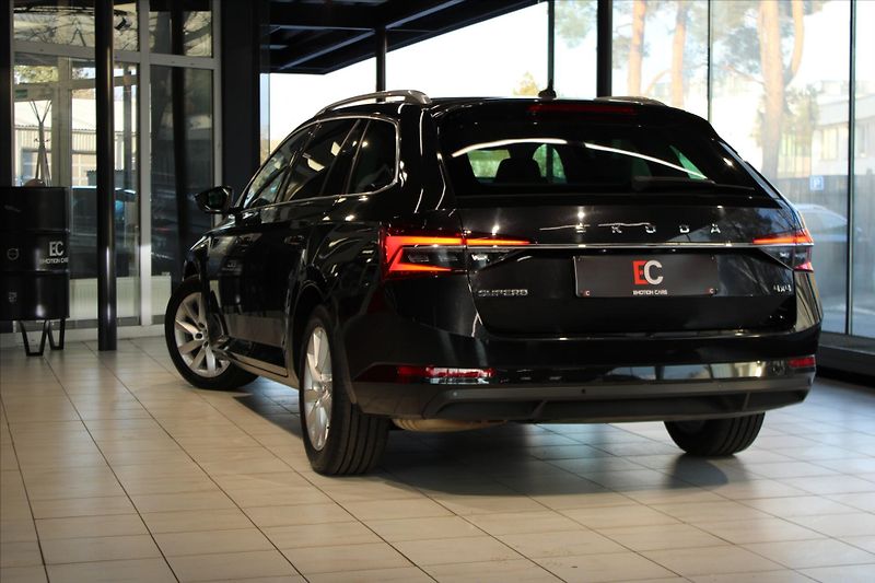 Škoda Superb TDi DSG 4x4 Style Combi - fotka 32 z 34