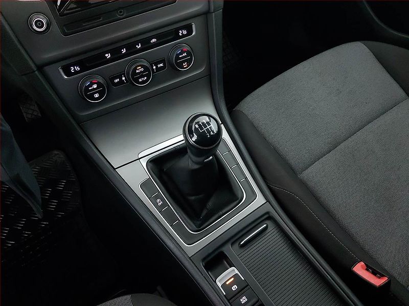 Volkswagen Golf (2013) 1.2 TSI, ČR,1.maj - fotka 13 z 16