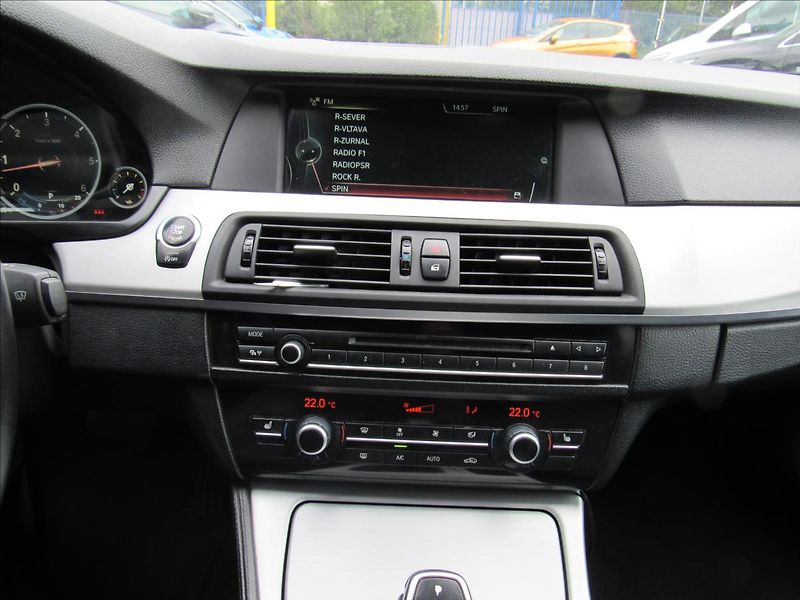 BMW Řada 5 3,0 d 530d xDrive - fotka 15 z 35