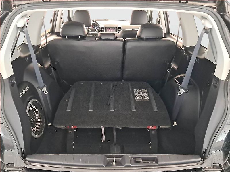 Mitsubishi Outlander (2011) 2.2 DI-D, 7 míst, Navi - fotka 14 z 17