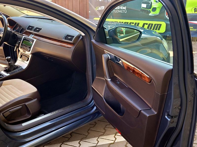 Volkswagen Passat TSi HIGHLINE,málo najeto  - fotka 31 z 51