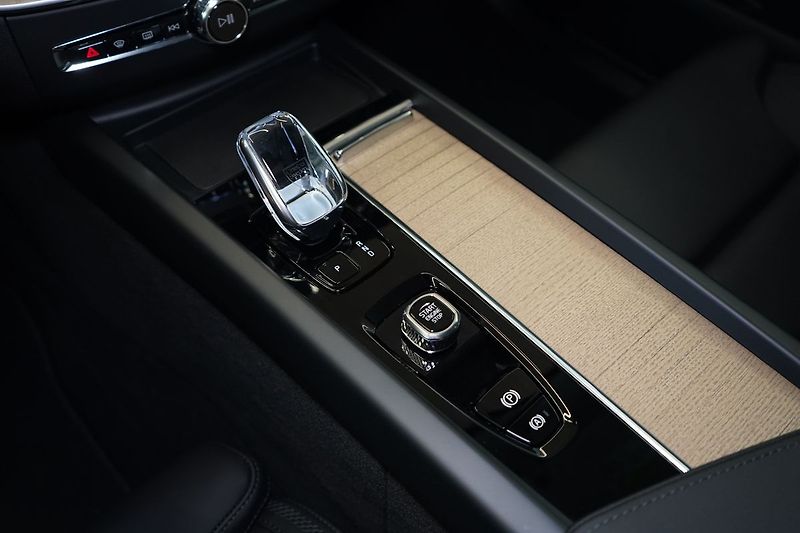 Volvo XC60 B5 AWD PLUS Dark LCI, H/K, LED - fotka 38 z 48