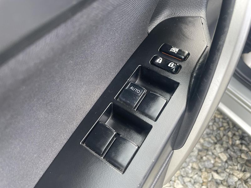 Toyota Auris 1.8i 16v HYBRID AUT SERVIS TOP - fotka 155 z 172