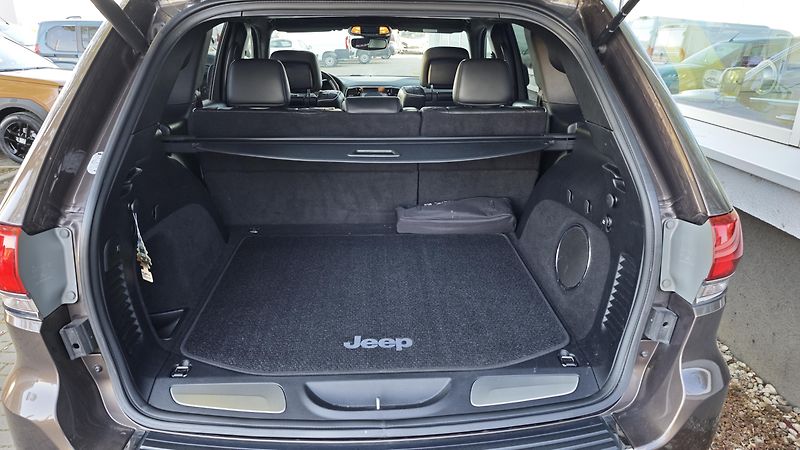 Jeep Grand Cherokee (2019) 3,0 CRD Summit ČR, 1.maj.  - fotka 14 z 49