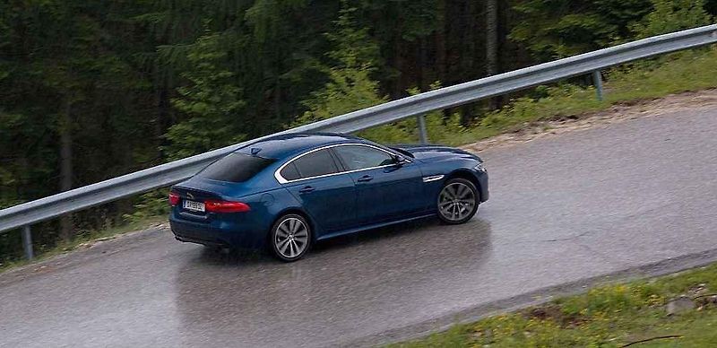Jaguar XE.