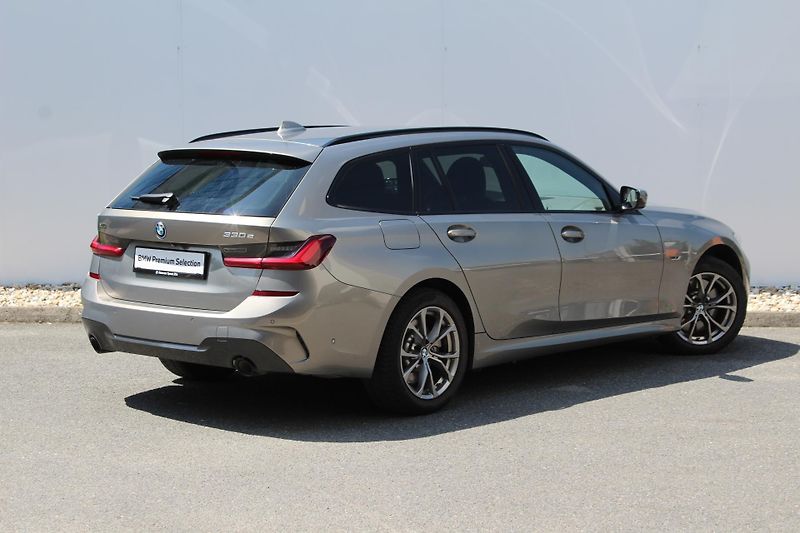 BMW Řada 3 330e xDrive Touring - fotka 2 z 23