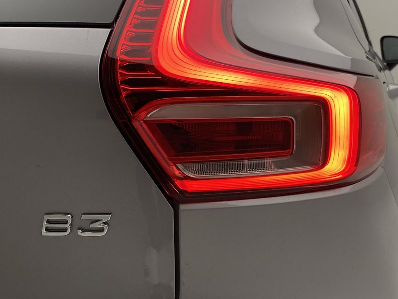 Volvo XC40 (2025) B3 AUT DARK PLUS - fotka 17 z 48