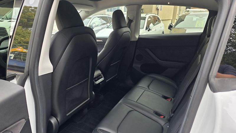 Tesla Model Y (2023) LR AWD Záruka SoH 93,2% - fotka 9 z 33