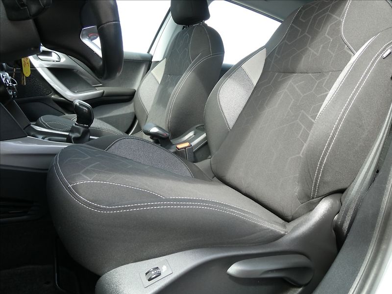 Peugeot 2008 1,2 1.2 81kW NAVI,závěs,servis - fotka 31 z 46