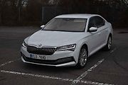 Superb iV svoji příslušnost k elektrifikovaným vozům moc najevo nedává