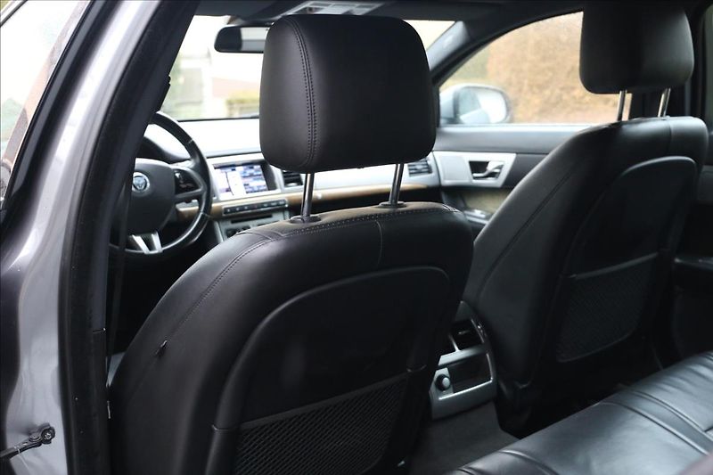 Jaguar XF 3,0 ČR, Automat, Navigace - fotka 40 z 46