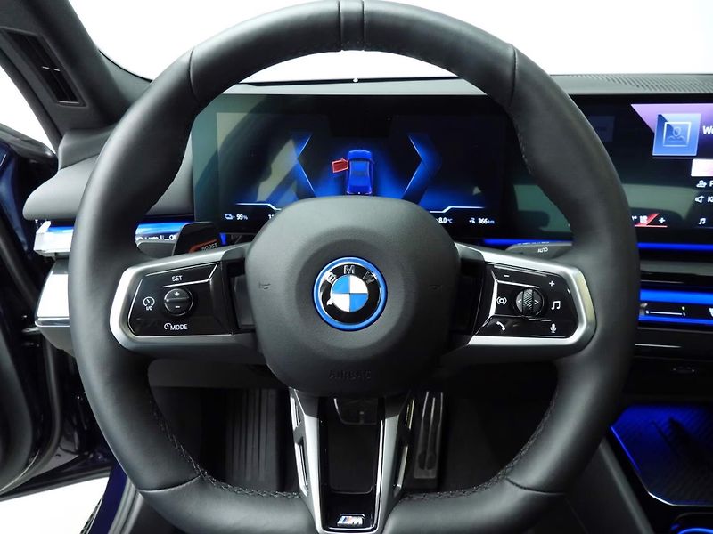 BMW i5 xDrive40 M-Sport 4zon H/K Vent - fotka 11 z 30