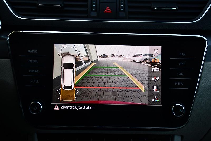 Škoda Superb 2.0TDi147kW STYL DSG 4X4 ČR 1M - fotka 35 z 42