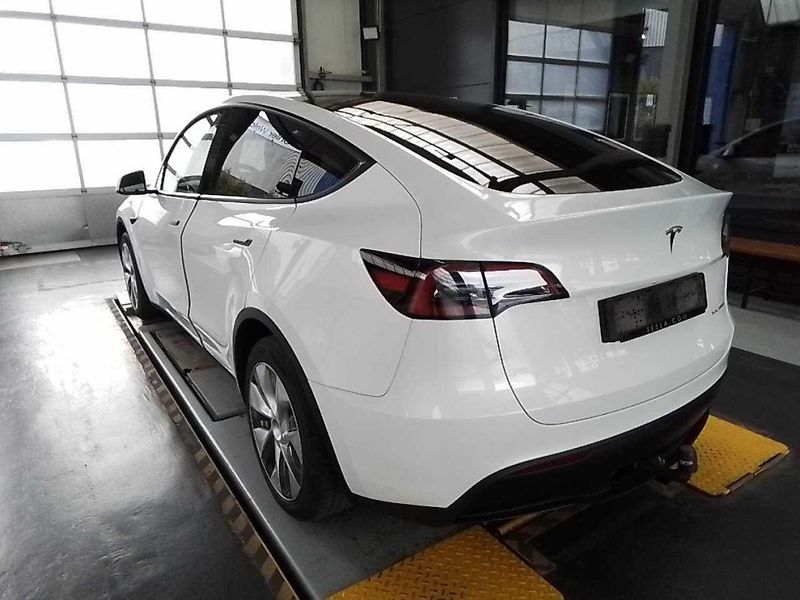 Tesla Model Y RWD 220kw 94 % - fotka 2 z 3