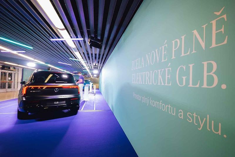 Mercedes-Benz letos odstartoval novou éru jako globální partner ženského tenisu (WTA). Své ambice v tomto sportu nyní potvrzuje i v České republice, kde v rámci ostravského turnaje představuje dvě klíčové novinky: novou generaci modelů GLB a GLC.