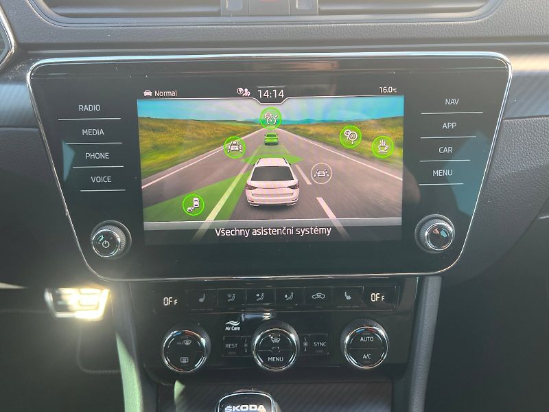 Škoda Superb (2024) kombi SportLine 2.0 TDI 147 kW - fotka 24 z 40
