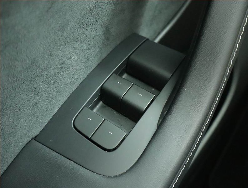 Tesla Model Y (2023) RWD LFP 60kWh, SoH 97% - fotka 15 z 24