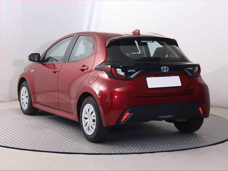 Toyota Yaris (2021) Life 1.5 VVT-i Hybrid, Automat - fotka 4 z 19